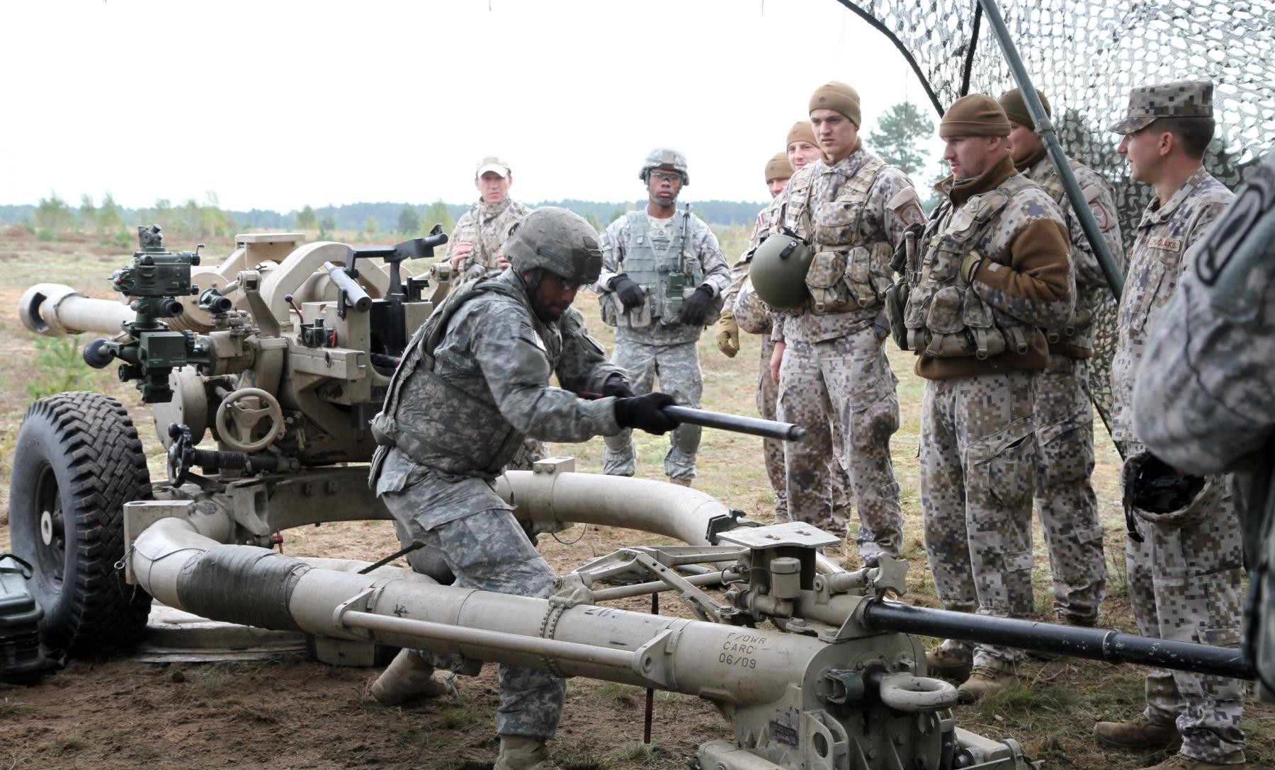 173rd Airborne Brigade 'shows off' equipment to the Latvian Land Force ...