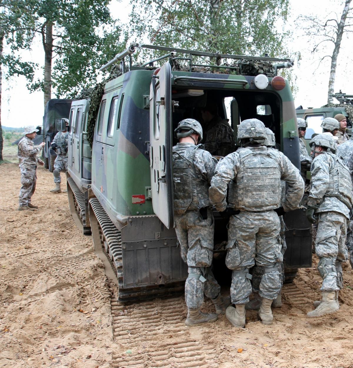 173rd Airborne Brigade 'shows off' equipment to the Latvian Land Force