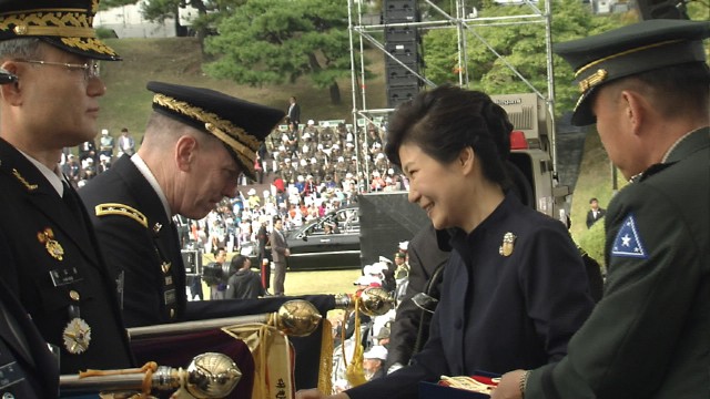 RoK President Park Geun-hye presents the RoK Presidential Unit Citation award
