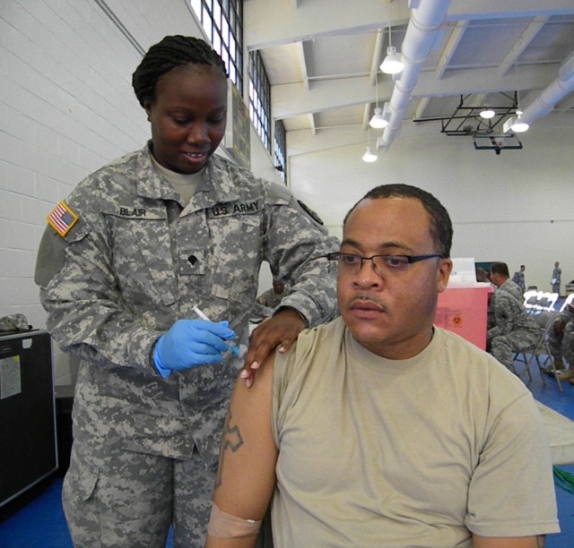 Soldiers recieve vaccinations