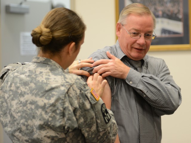 Army leaders first in line for flu vaccine