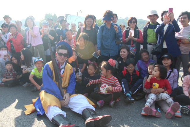 U.S. Army Soldier poses with South Koreans during annual parade