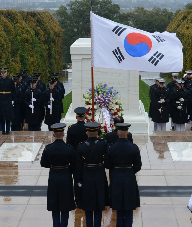 Korean Defense Minister pays respects at Arlington National Cemetery