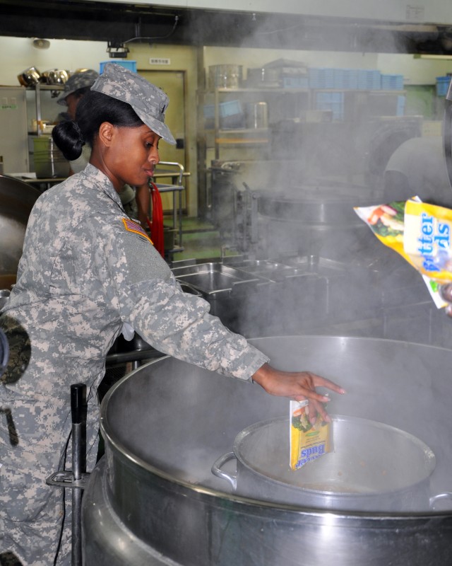 U.S. Army Soldiers eat well during Orient Shield 14
