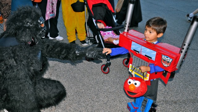 Trick-or-treaters line up for Div. West's first Ft. Bliss Trunk-or-Treat