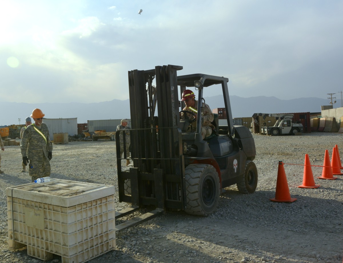 3-401st AFSBn master driver educates forklift operators - Army.mil