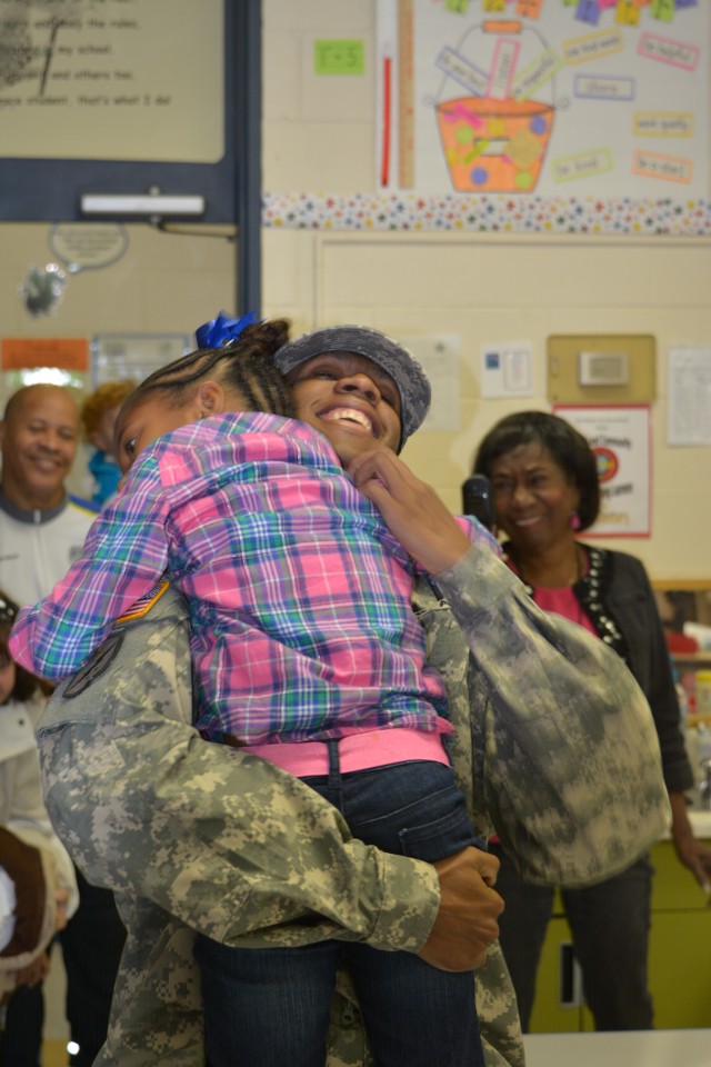 Soldier Surprises Daughter With Early Return From Deployment Article The United States Army 7869