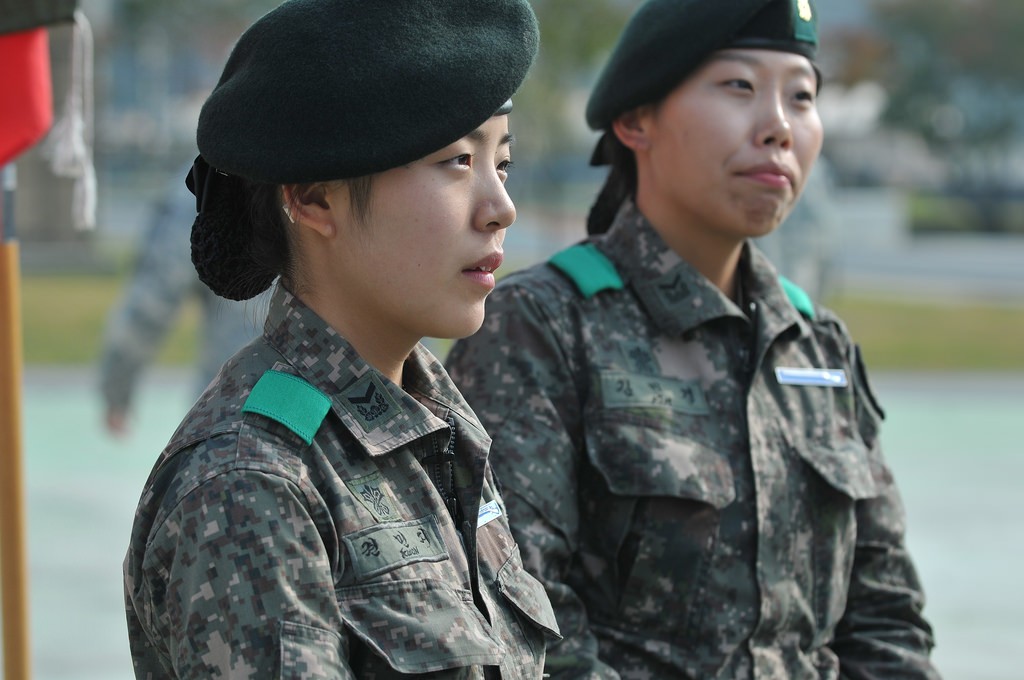 first-female-south-korean-soldiers-earn-coveted-expert-infantryman