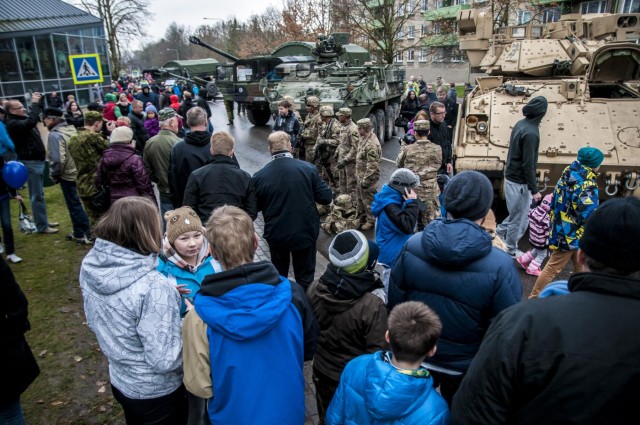 US, Estonian troops help town celebrate Father's Day