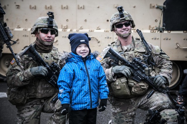 US, Estonian troops help town celebrate Father's Day