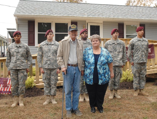 Fort Lee volunteers help Vietnam veteran