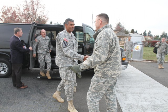 USARPAC commander visits JBLM