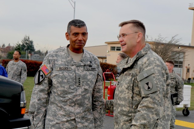 USARPAC commander visits JBLM