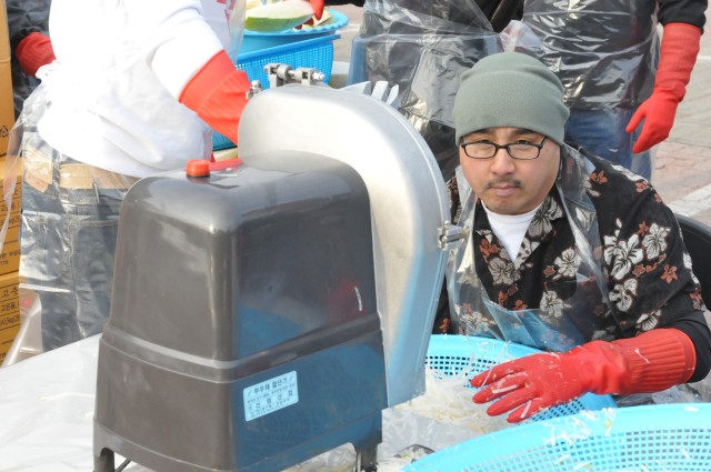 Soldiers and volunteers team up at Kimchi charity