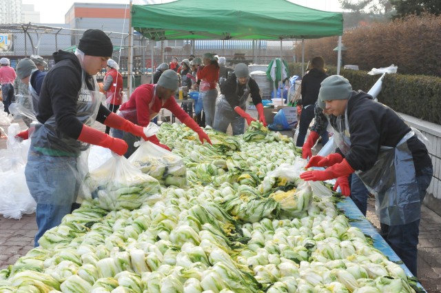 Soldiers and volunteers team up at Kimchi charity