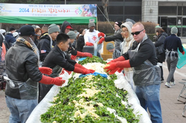 Soldiers and volunteers team up at Kimchi charity