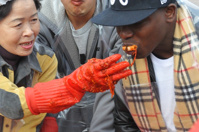 Soldiers and volunteers team up at Kimchi charity