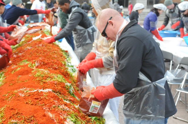 Soldiers and volunteers team up at Kimchi charity
