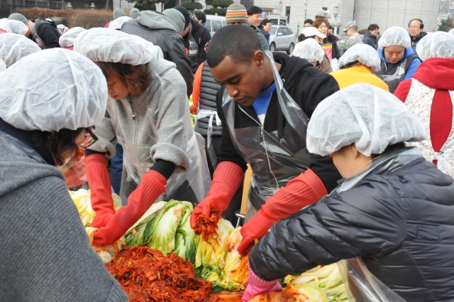 Soldiers and volunteers team up at Kimchi charity