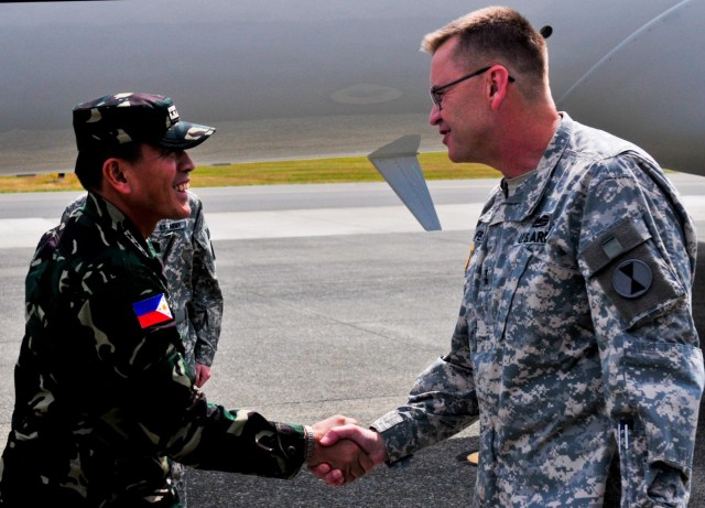 7th ID builds relationship with new Philippine army commanding general