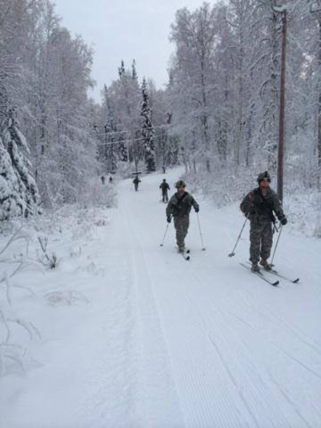 Soldiers cross-country ski to next event