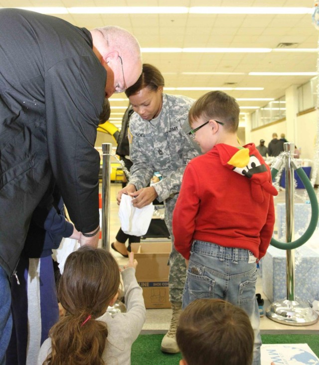 While The Merry Bells Keep Ringing: Fort Bliss MWR hosts Holiday Festival at the Trading Post