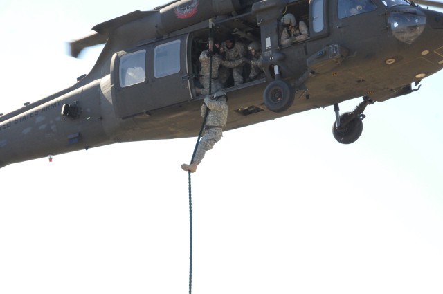 First Army Recruiter Graduates From Air Assault School