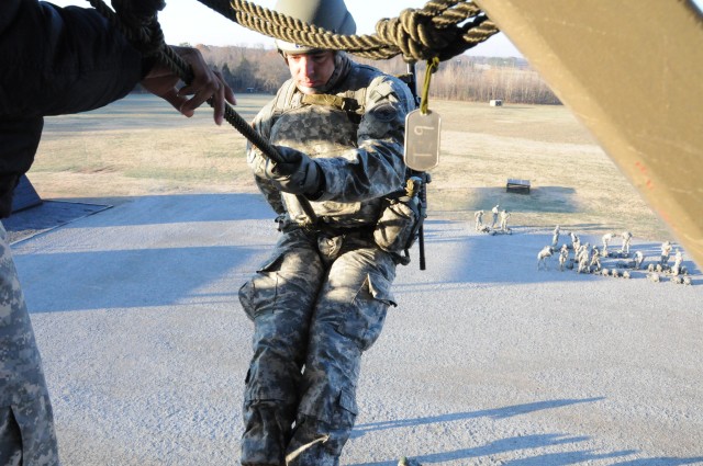 First Army Recruiter Graduates from Air Assault School