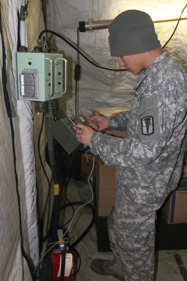 121 Combat Support Hospital Soldiers Perform Field Emergency Room Training