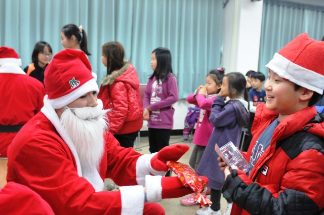 Thunder Santas give out presents to local children