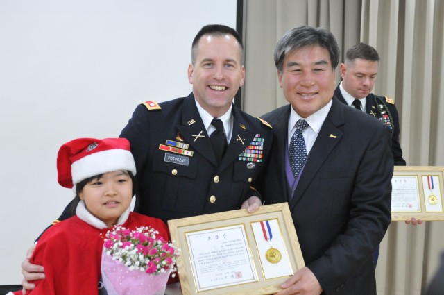 Soldiers "High Five," give back to local community