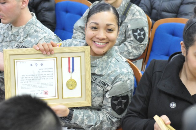 Soldiers "High Five," give back to local community