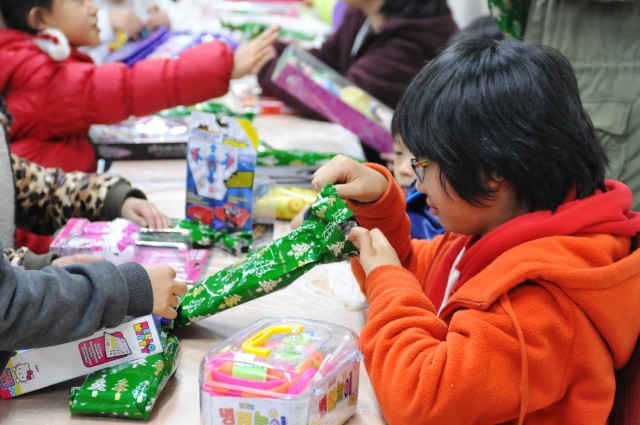 Santas surprise, celebrate Christmas with local kids
