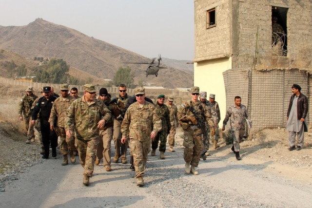 Troops advise Afghans on Pakistan military border coordination