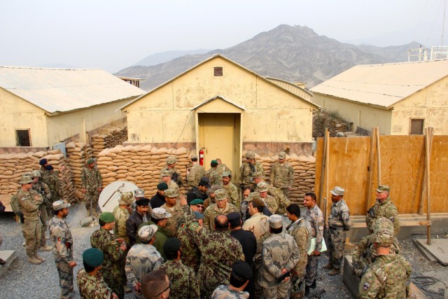 Troops advise Afghans on Pakistan military border coordination