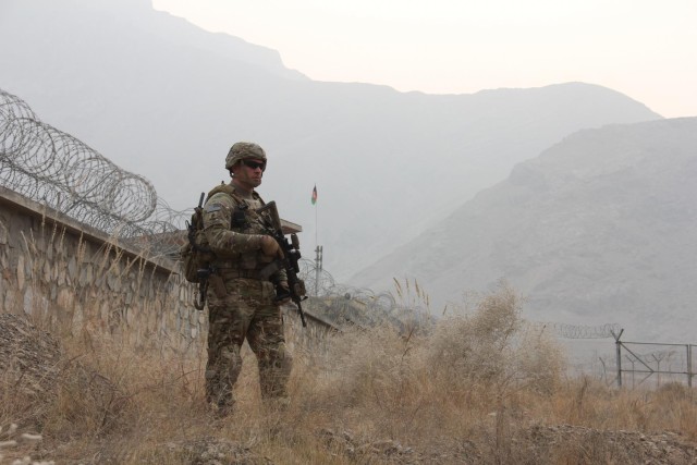 Troops advise Afghans on Pakistan military border coordination