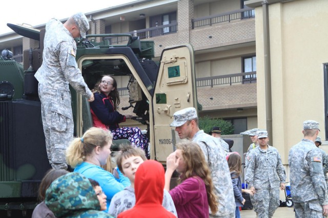 Students, teachers deliver cheer to Fort Hood artillery regiment