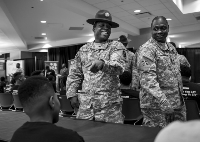 I hear you calling: US Soldiers serve Chicago youths