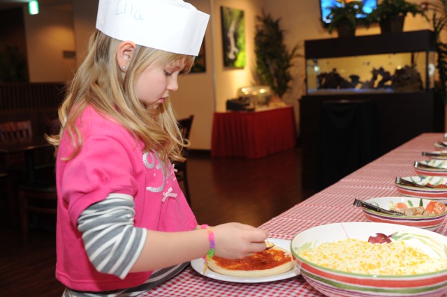Camp Zama's youth become "little chefs"