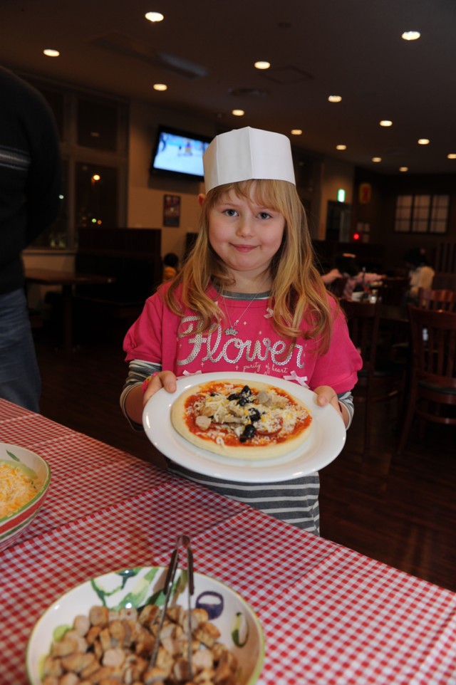 Camp Zama's youth become "little chefs"