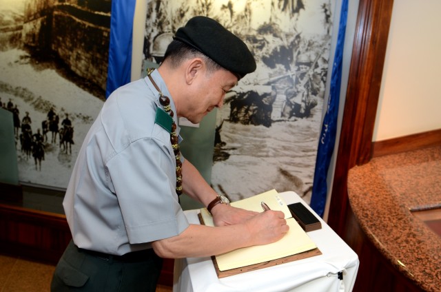 Commander for 2nd Operations Command visits USARPAC