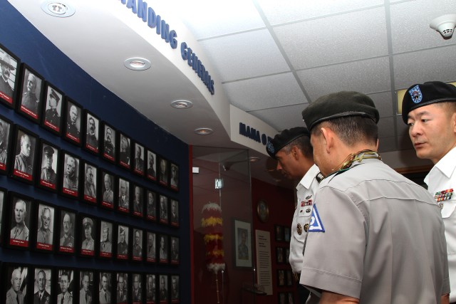 Commander for 2nd Operations Command visits USARPAC
