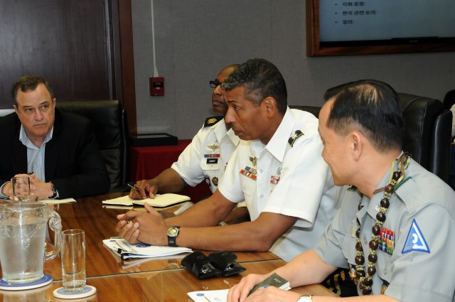 Commander for 2nd Operations Command visits USARPAC