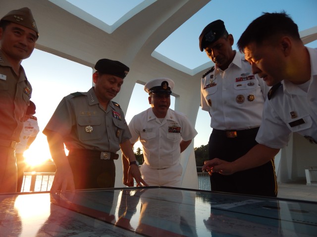 Commander for 2nd Operations Command visits USARPAC