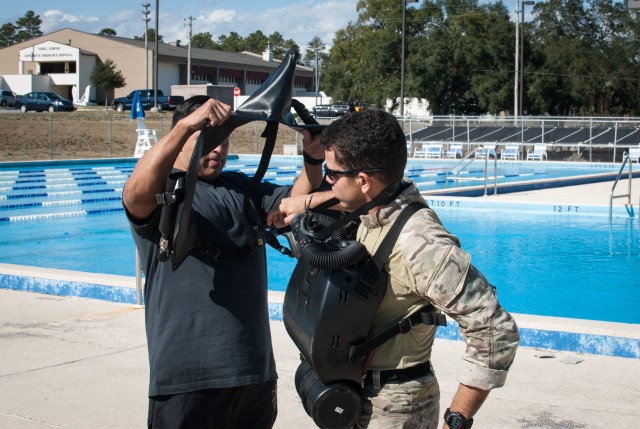 Special Forces Soldiers Conduct Scuba Re-certification