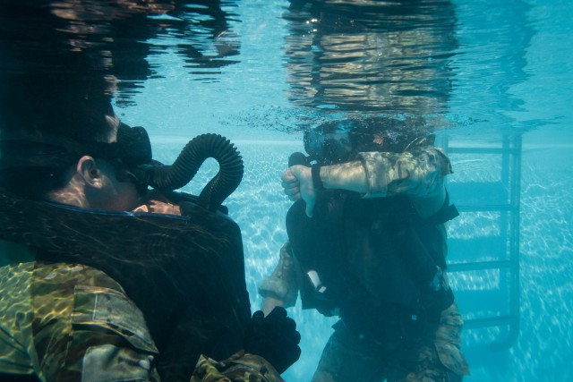 Special Forces Soldiers Conduct Scuba Re-certification | Article | The ...