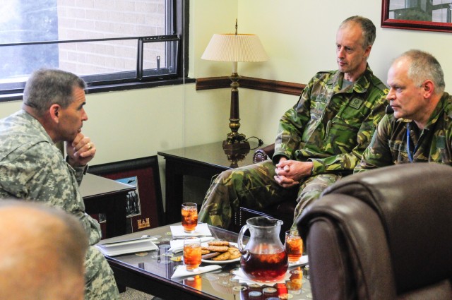 Division West, Dutch generals discuss training prospects