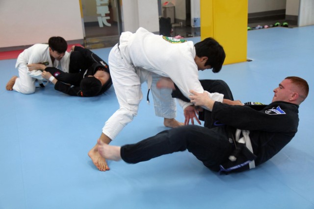 Soldiers learn jiu-jitsu, enhance combative skills