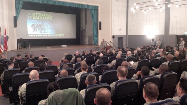 Army Europe commander visits Kaiserslautern military community, conducts leadership development