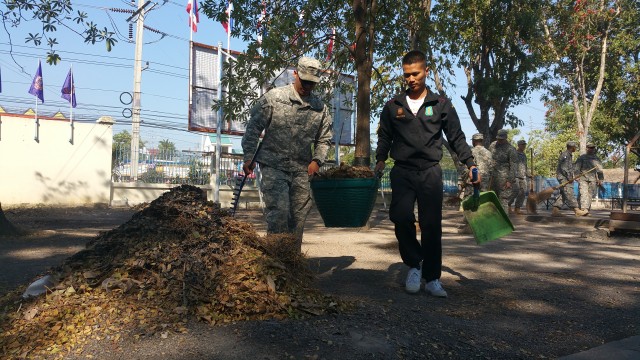 US Soldiers conduct cleanup at Thai community school